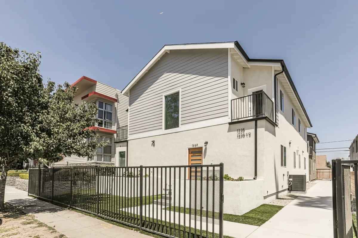 1235 W 37th Pl, Los Angeles - 2