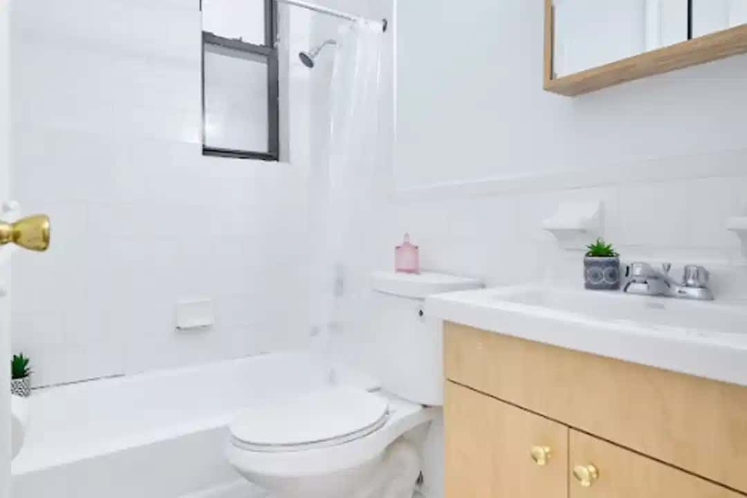 W 42nd St, New York - 2