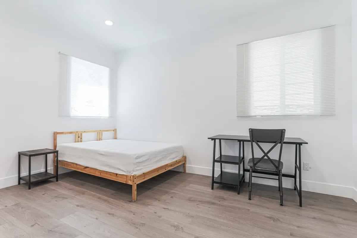 1235 W 37th Pl, Los Angeles - 1