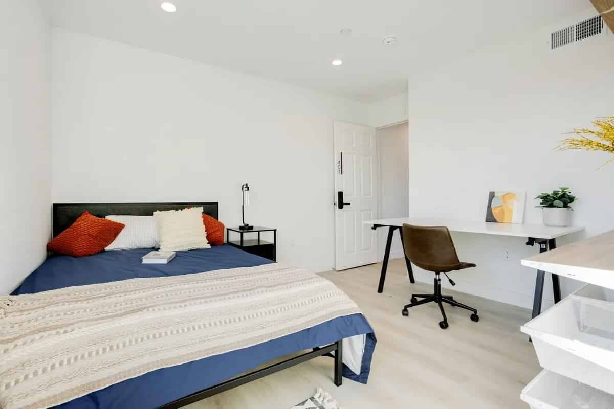 1224 W 37th Pl, Los Angeles - 1