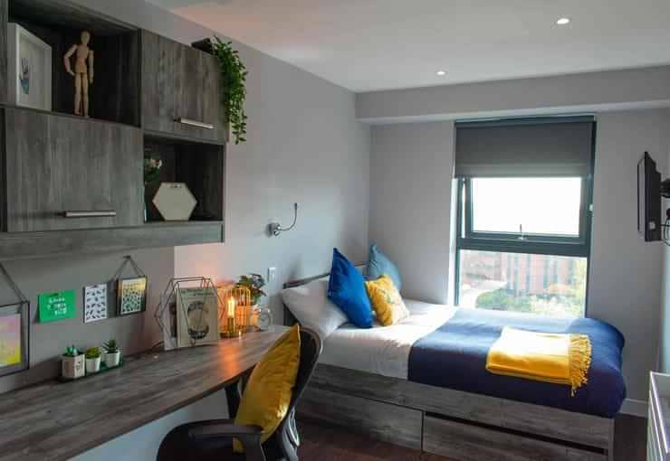 Queens Court, Reading - 1