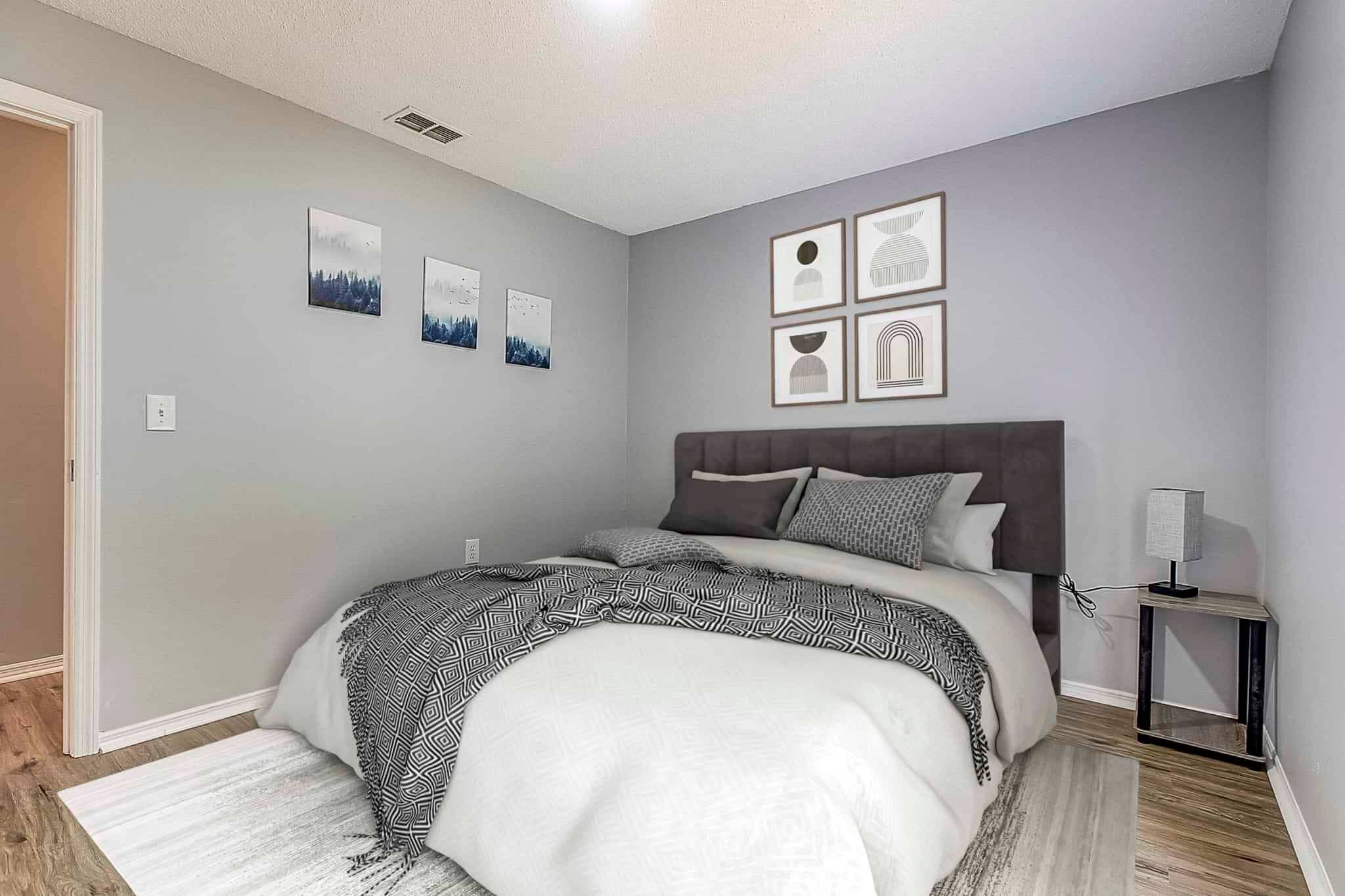 Room in a 7 Bedroom Apartment, 33610 (4502) - 1