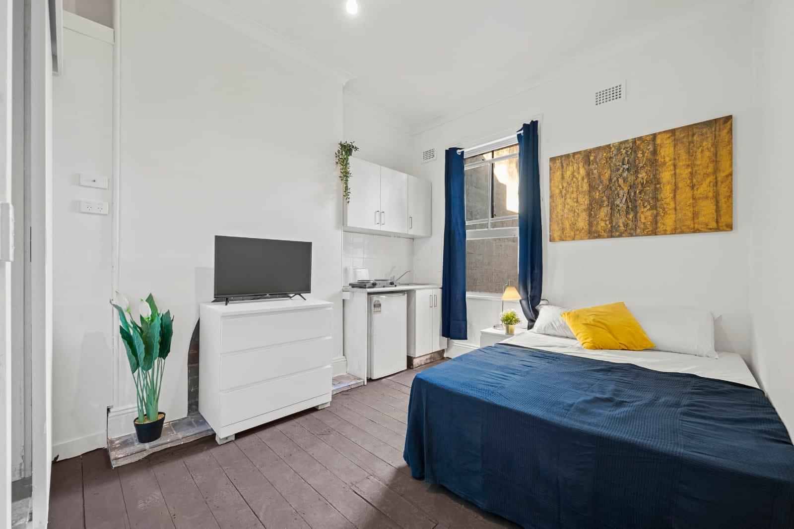 Room in a 8 Bedroom Apartment, 19 Craigend, Darlinghurst, Sydney - 1