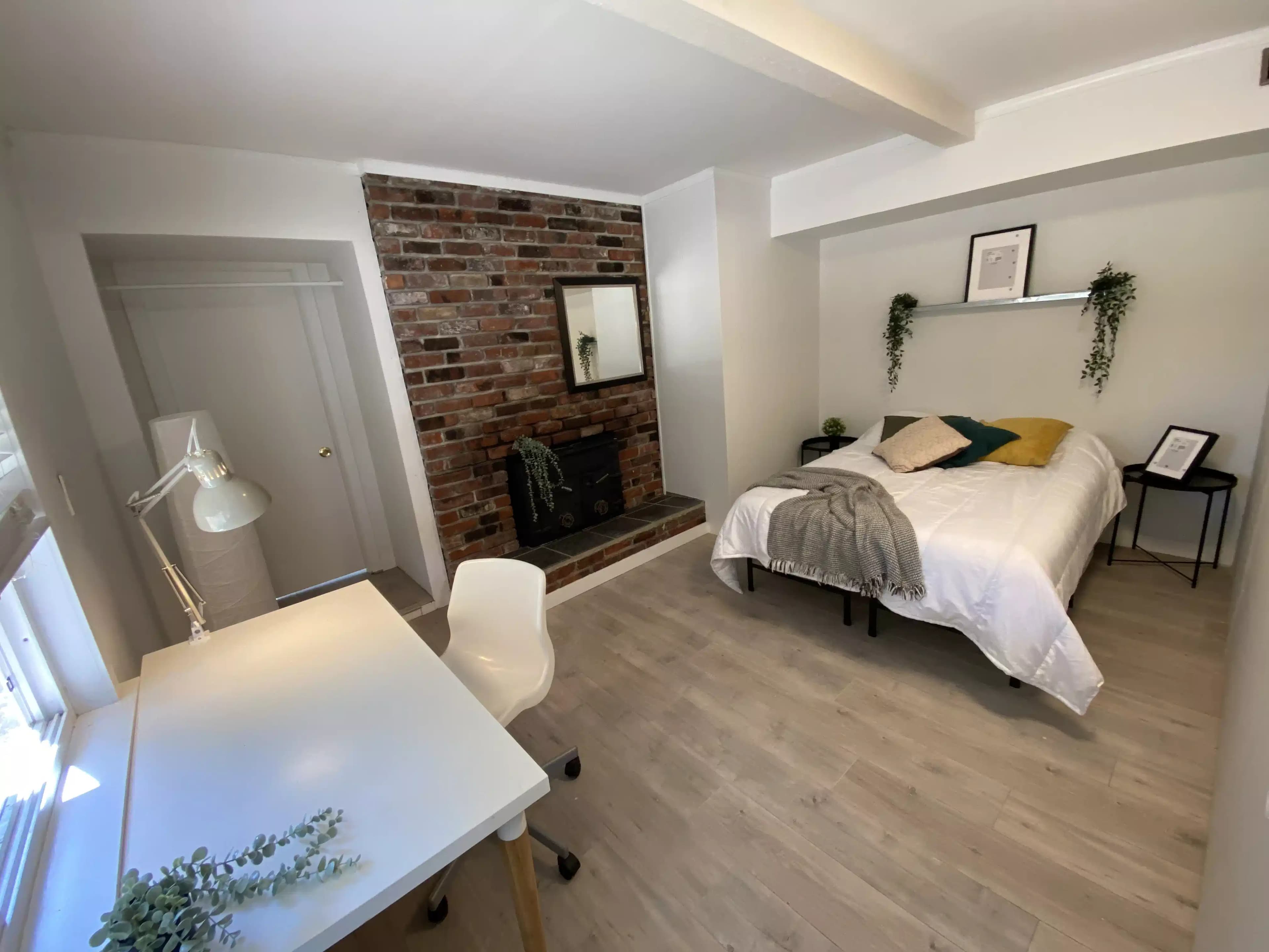 Roble Room( 1 Bed 1 Bath ) - Image 1