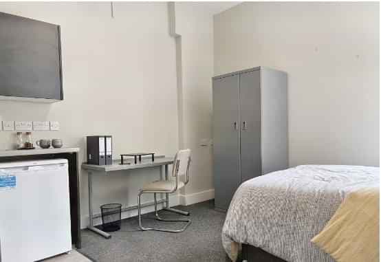 Deluxe Studio - Image 8