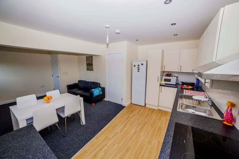 4 Bedroom - Image 3
