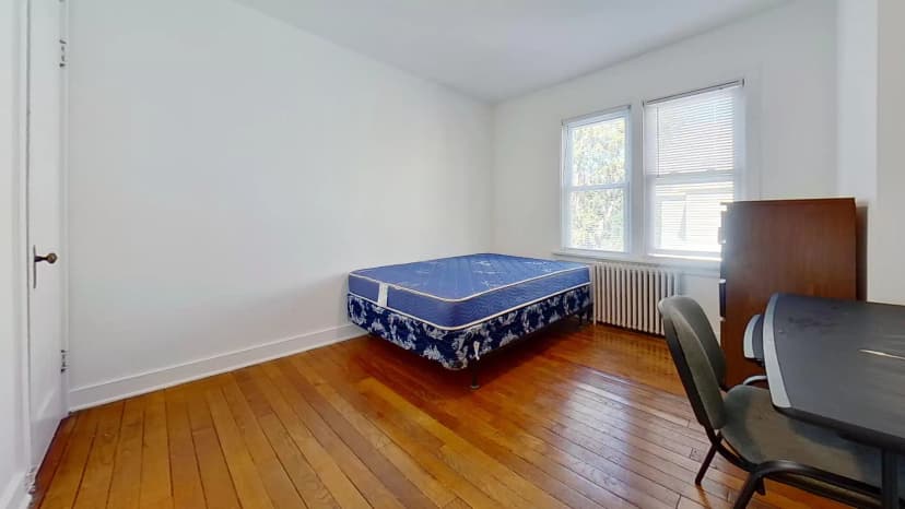 2 Bedrooms 1 Bathroom - Image 4