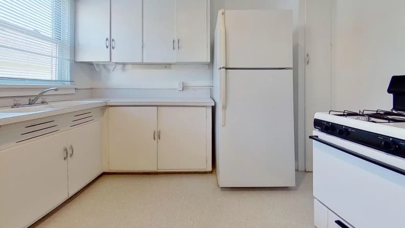 2 Bedrooms 1 Bathroom - Image 5