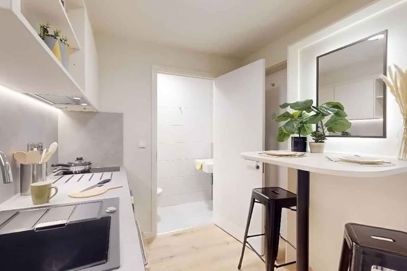 Bronze 2 Bed Apartment Plus - Image 2