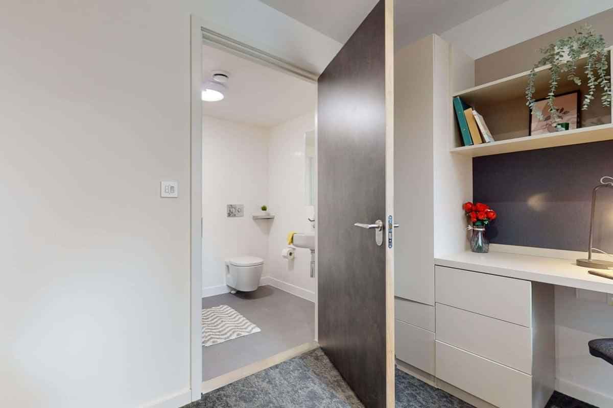 Bronze Ensuite Deluxe  - Image 2