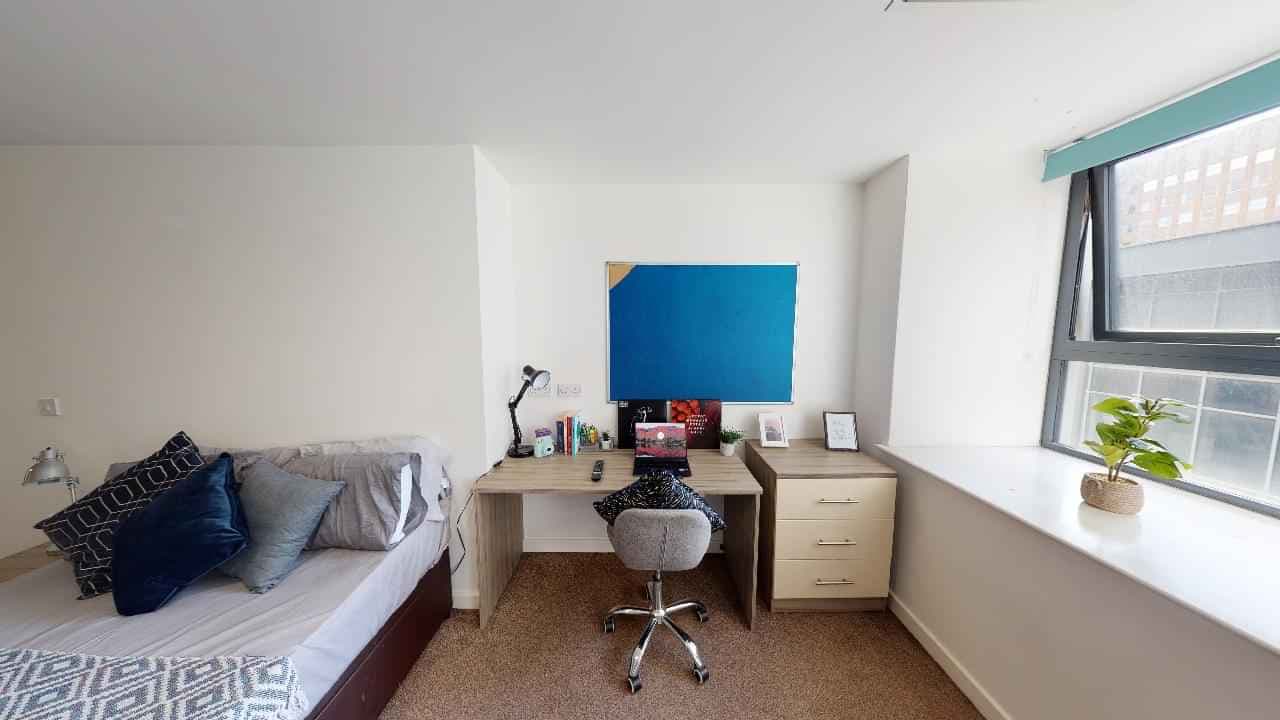 Deluxe Studio Plus - Image 2