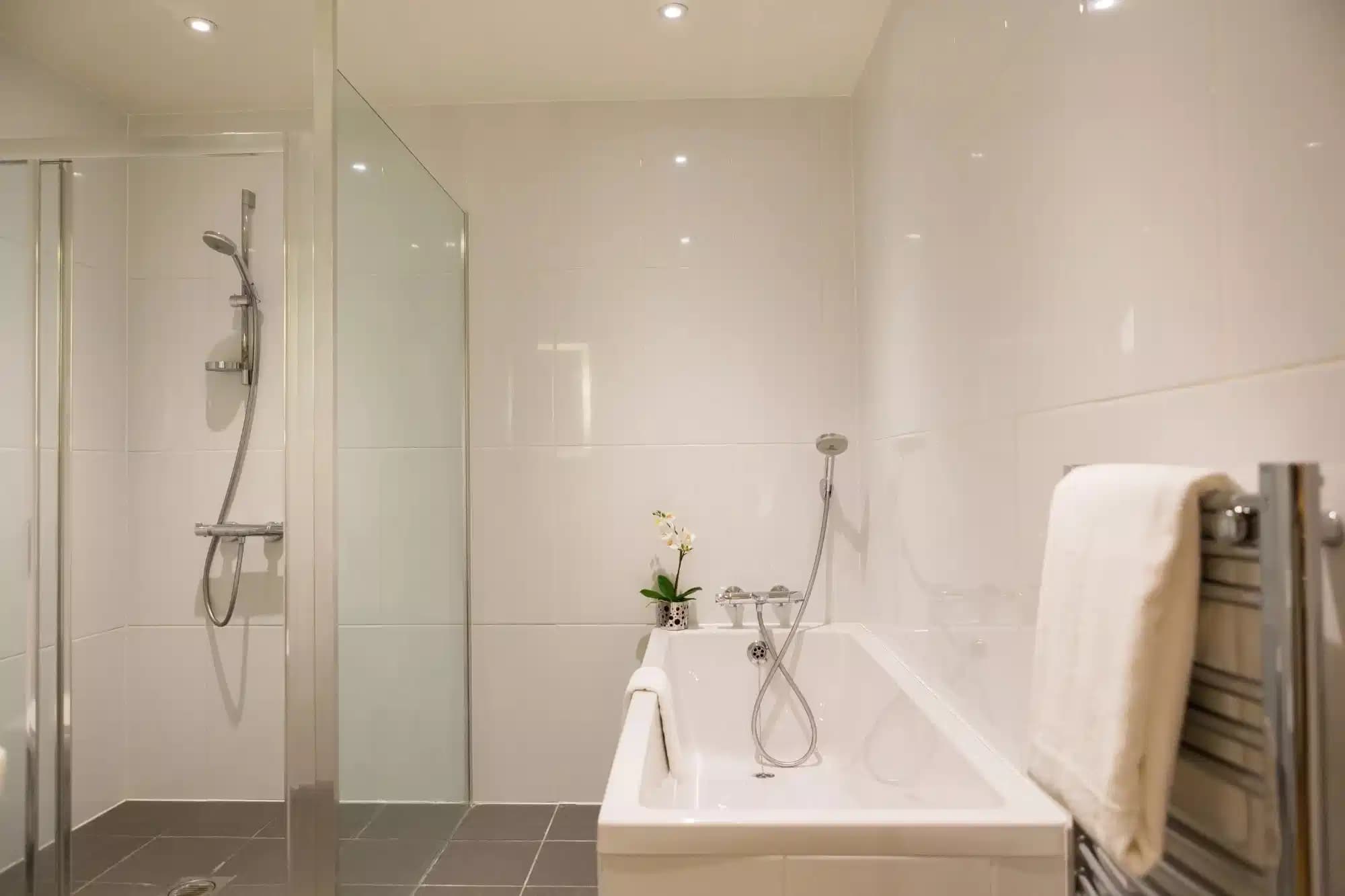 2 Bedroom Apartment Shared Mid Level City View - Image 5