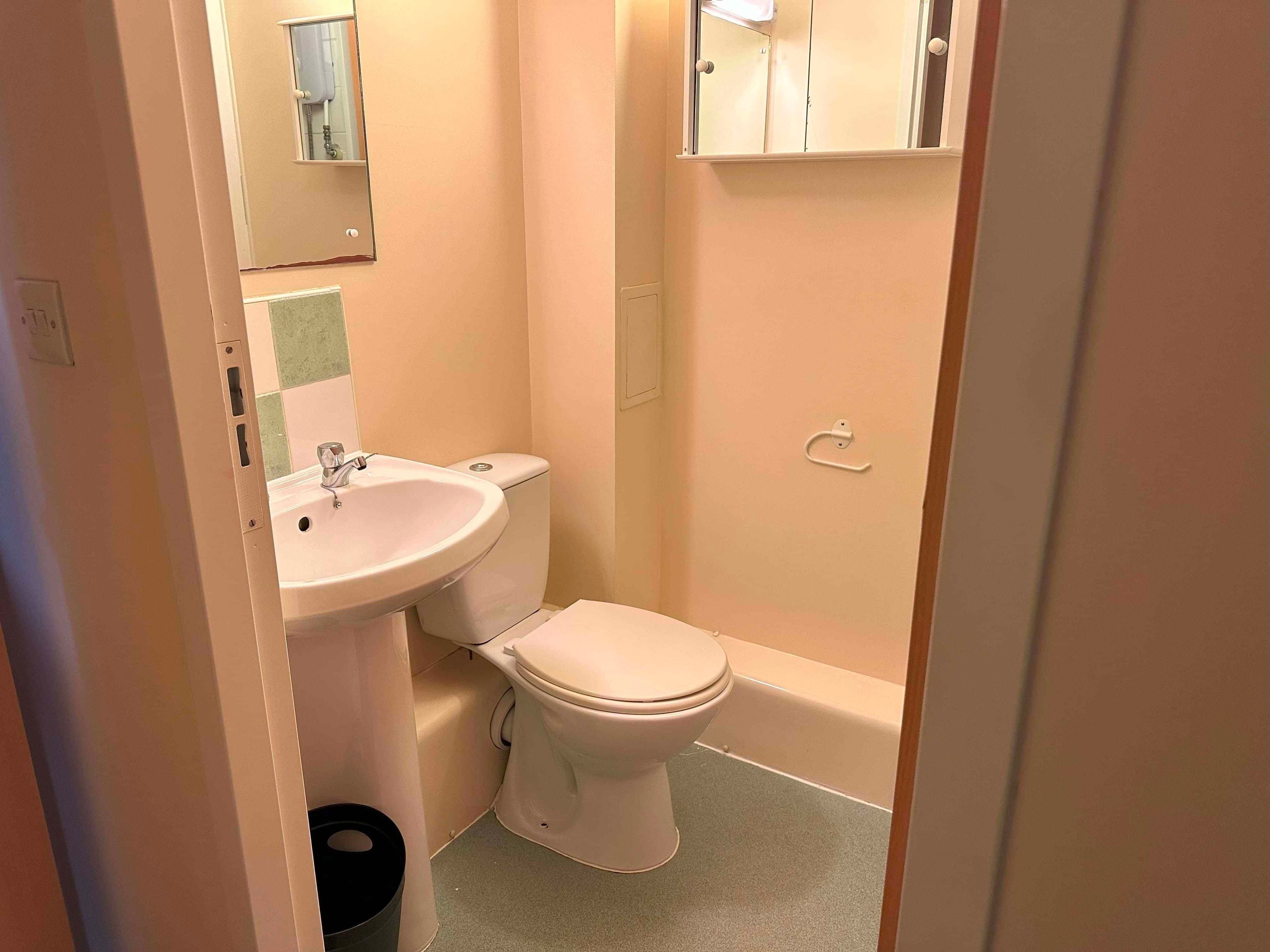 Standard En-Suite - Image 10