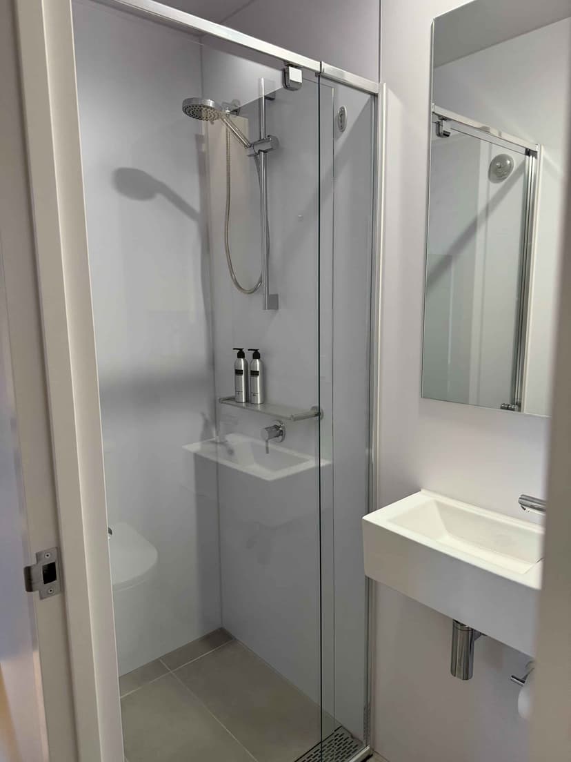 6 Bed 3 Bath - Image 3