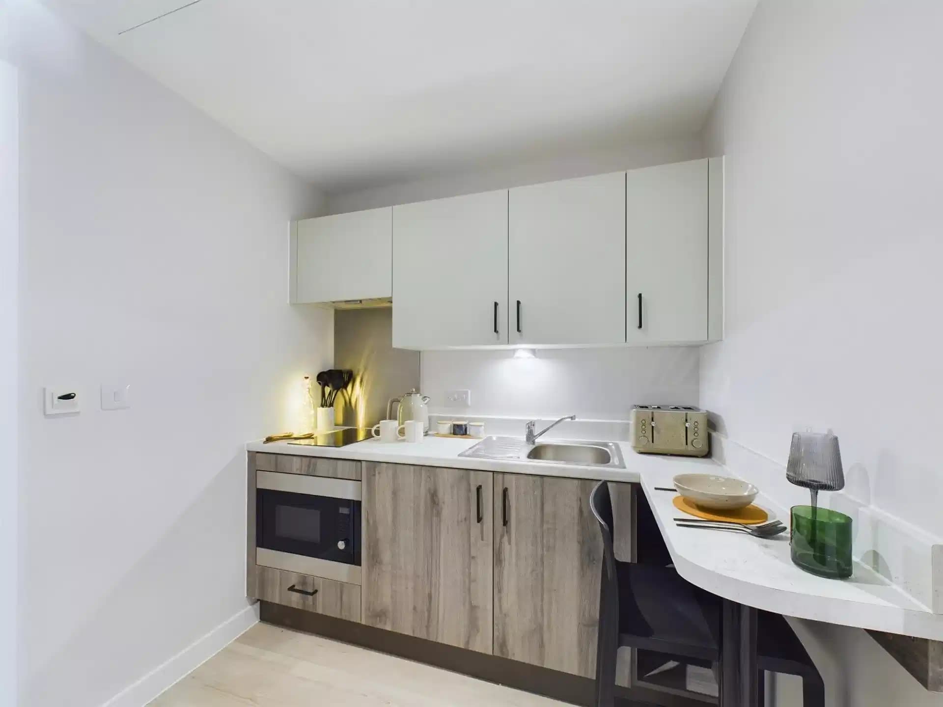 Large Studio with Courtyard - Image 4