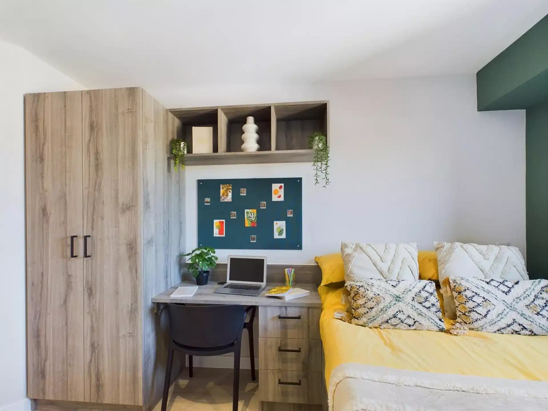 Large Studio with Courtyard - Image 5