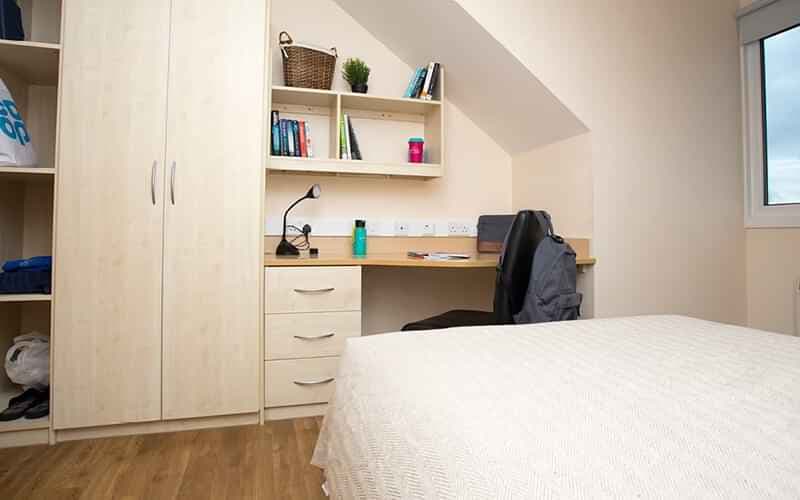 Single Ensuite Bedroom - Image 3