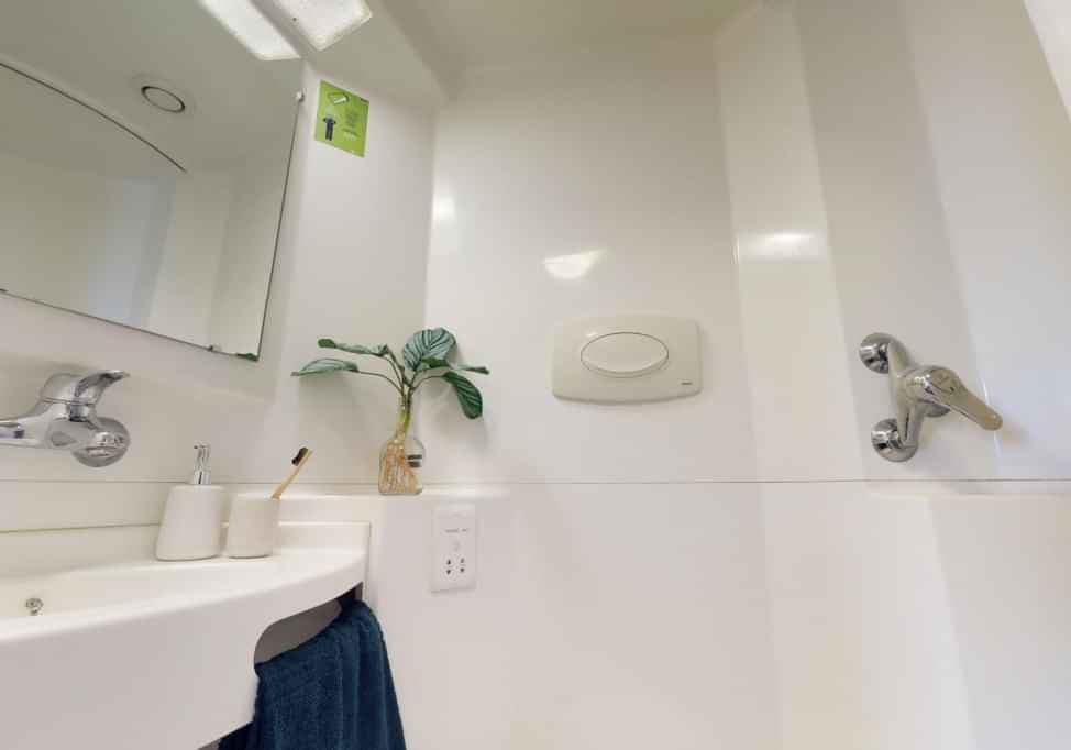 Silver En Suite - Image 8