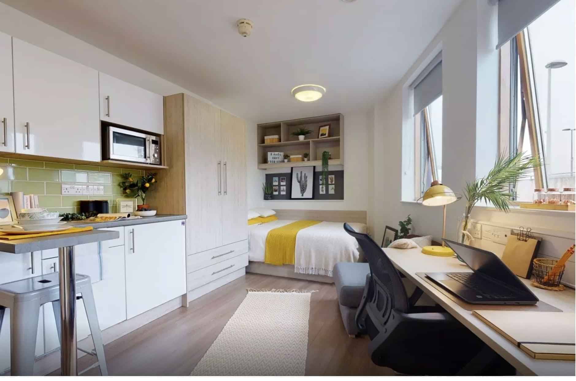 Gold En Suite - Image 1