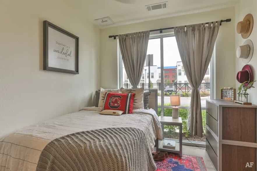 C1 (3 Bed 3 Bath) - Image 1