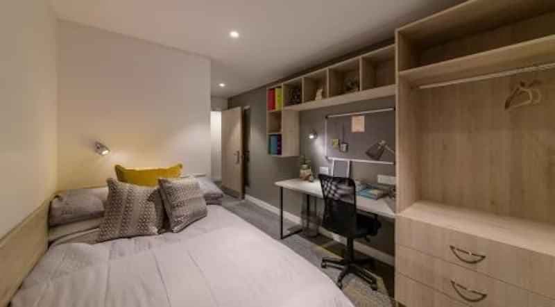 Ensuite Room - Image 1