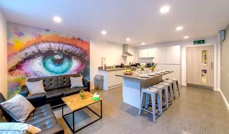 Ensuite Room - Image 5