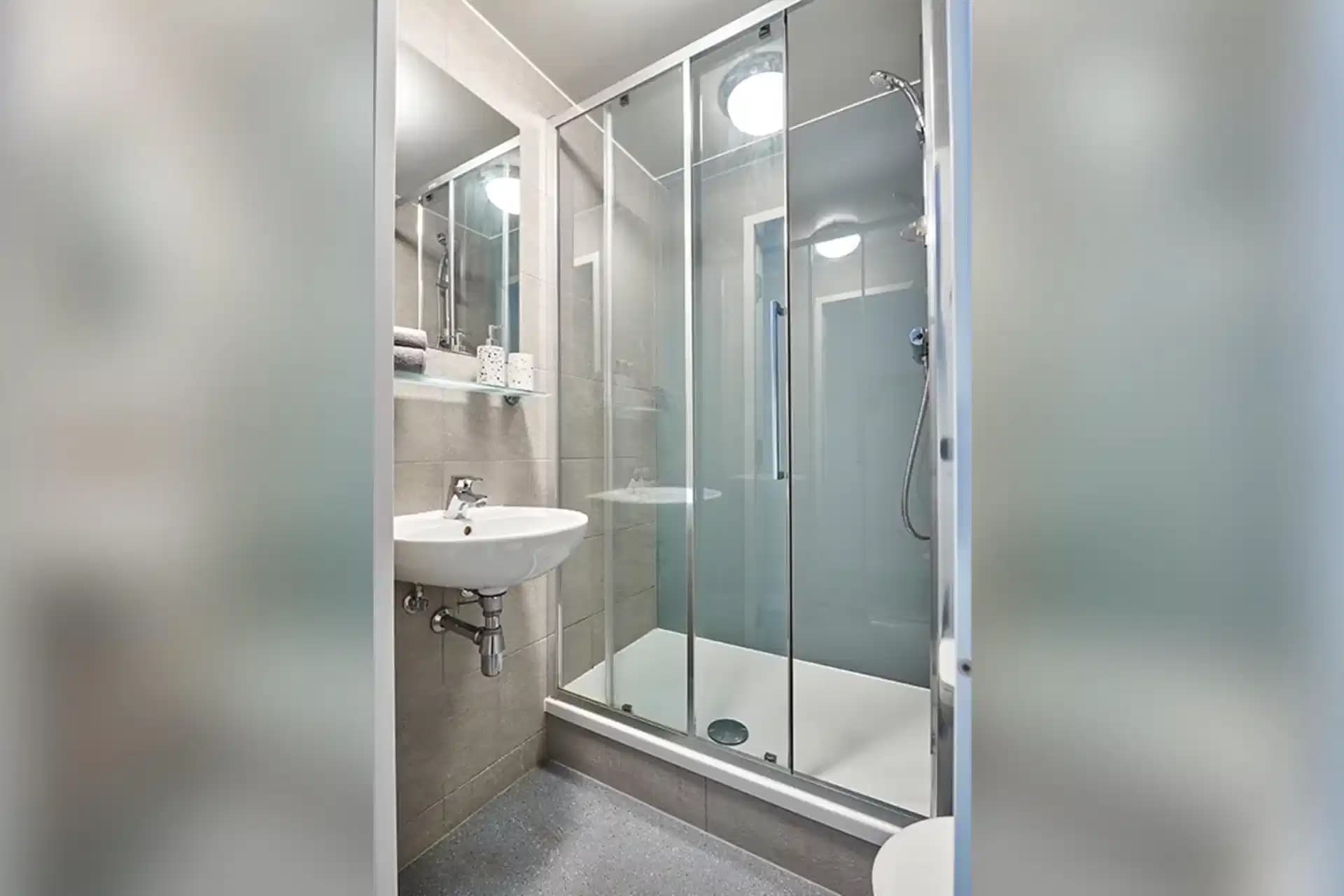 Standard Ensuite 5 Bed - Image 3