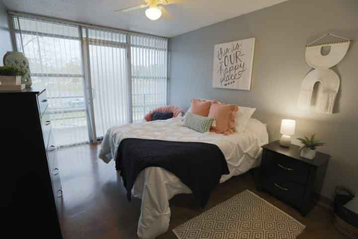1 Bedroom Lakeside - Image 1