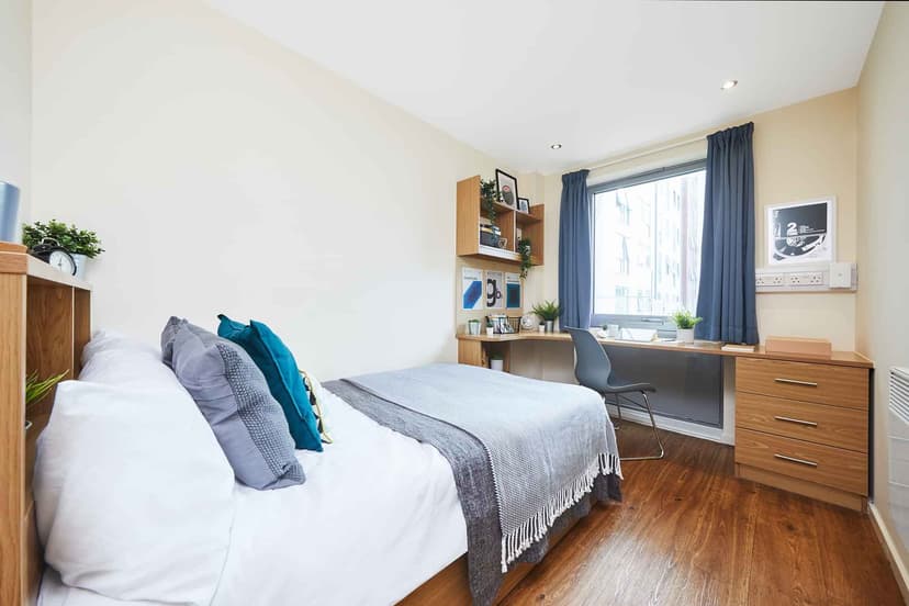 Silver Ensuite - Image 1