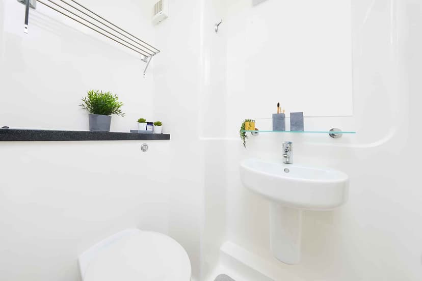 Silver Ensuite - Image 5