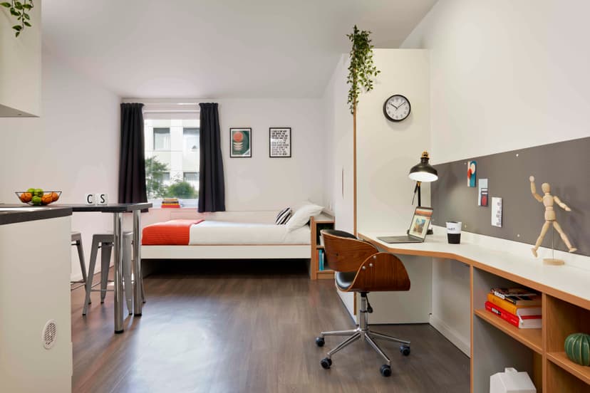 Silver Studio - Image 1