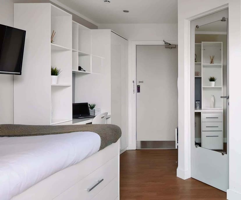 Penthouse Studio - Image 7