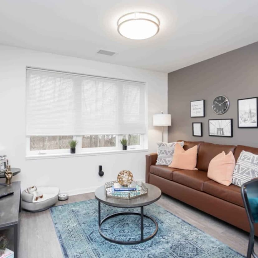 1 Bedroom 1 Bathroom - Image 2
