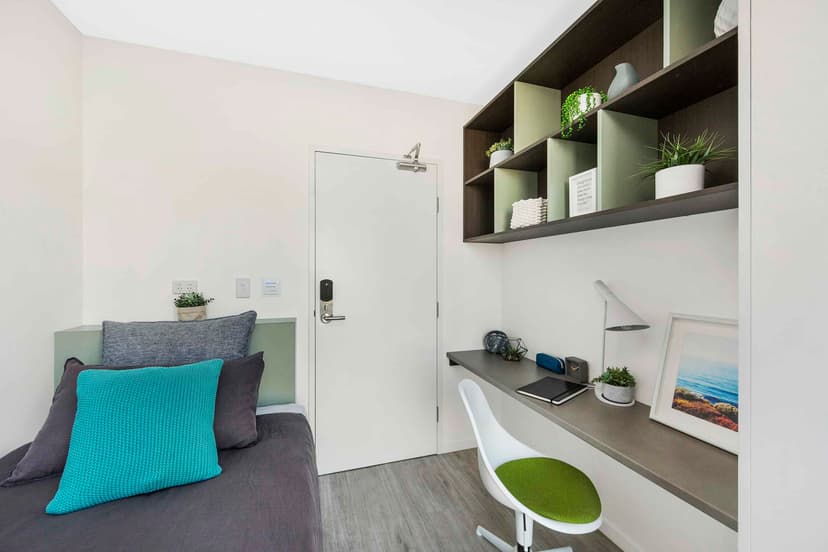 2 Bedroom Shared Bathroom, Double Bed - Image 4