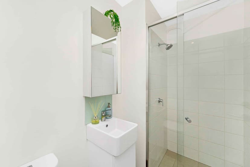 2 Bedroom Shared Bathroom, Double Bed - Image 5
