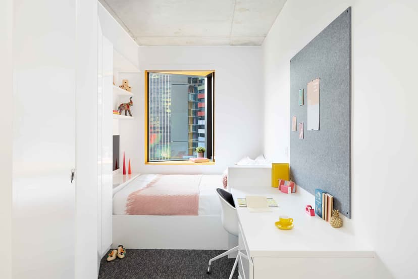 6 Bedroom Ensuite, Double Bed - Image 1