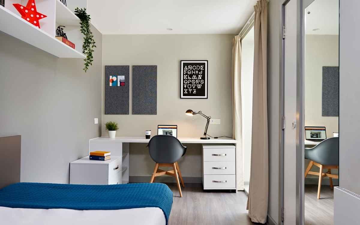 Classic En-suite - Image 1