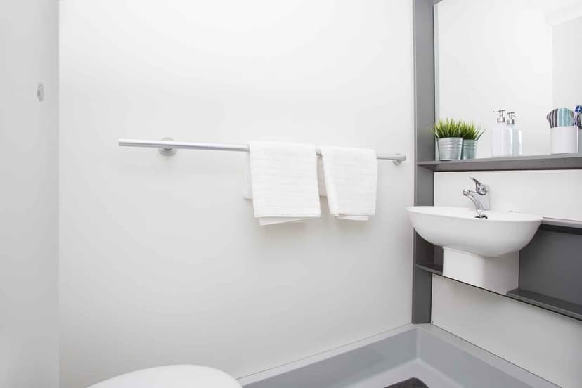 Classic Ensuite - Image 2