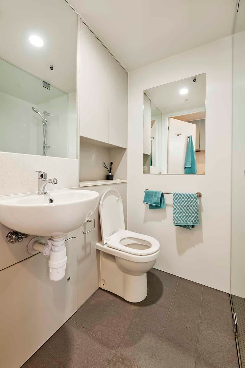 Twin, Single bed, 8 Bed Apartment - Image 9