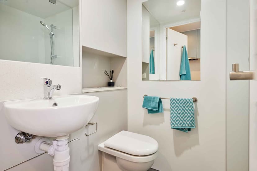 6 Bedroom Ensuite, King Single Bed - Image 2