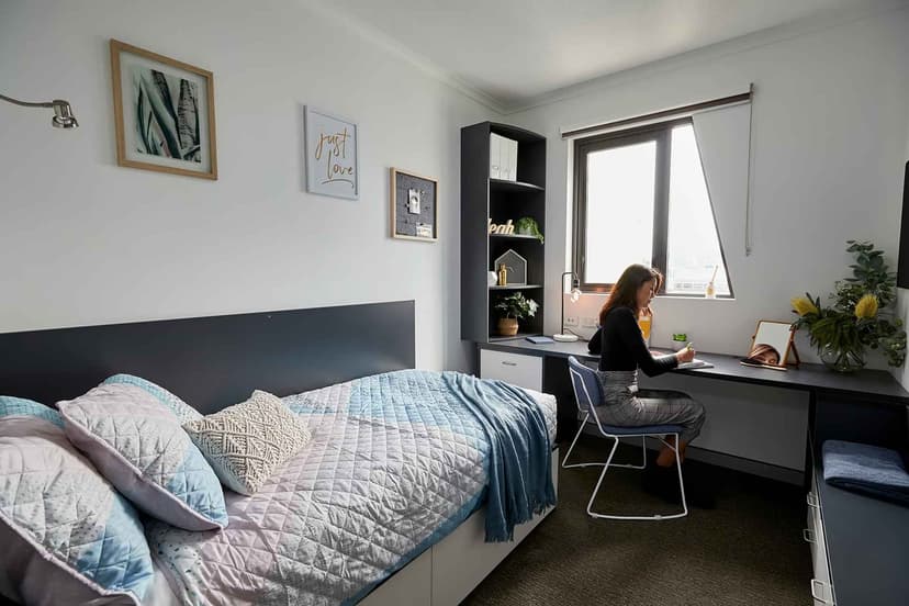 5 Bedroom Ensuite, King Single Bed - Image 1