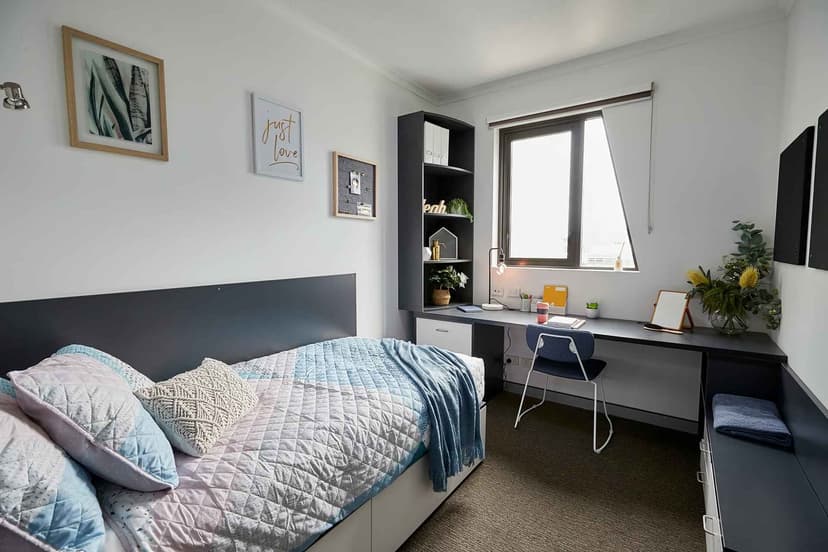 6 Bedroom Ensuite, King Single Bed - Image 1