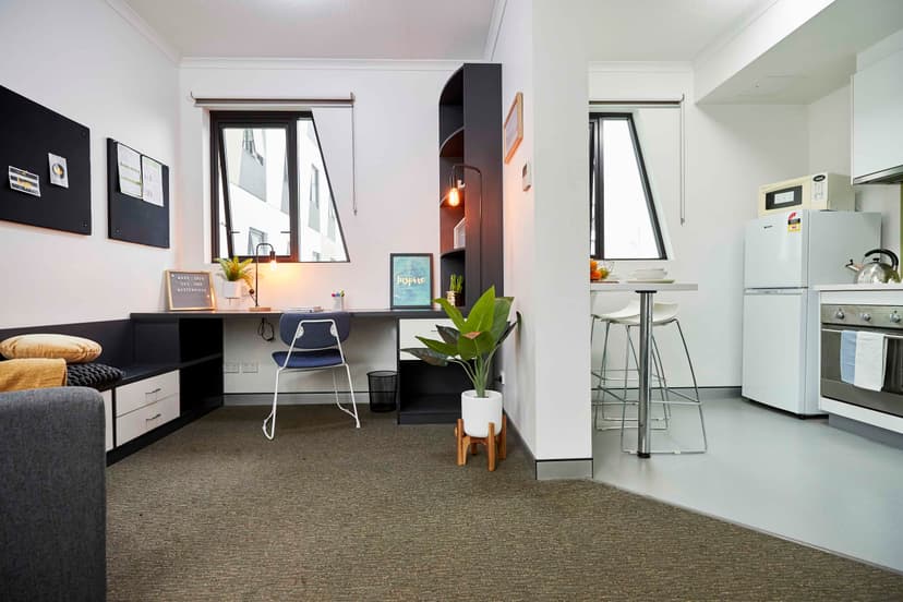 Large Studio, Double Bed - Image 8