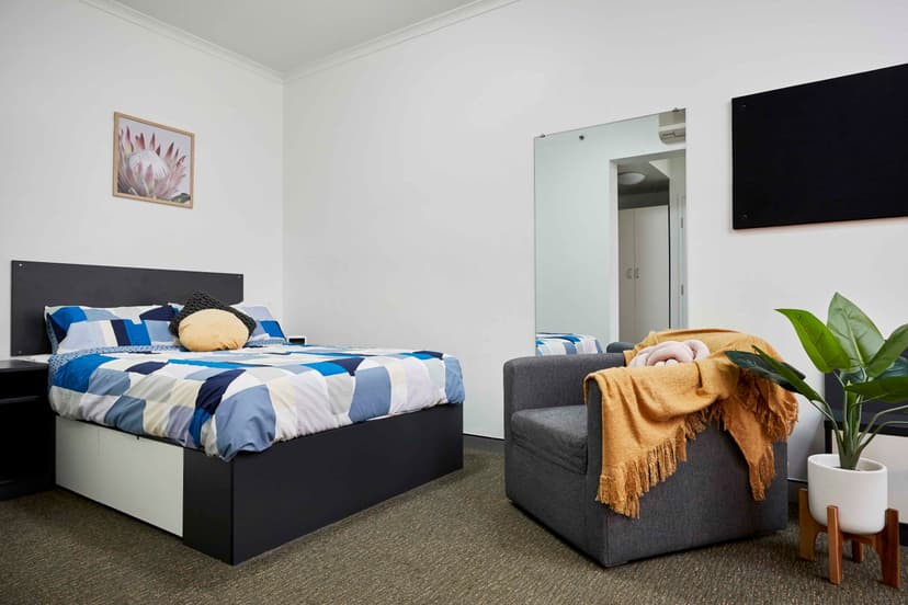 Large Studio, Double Bed - Image 1