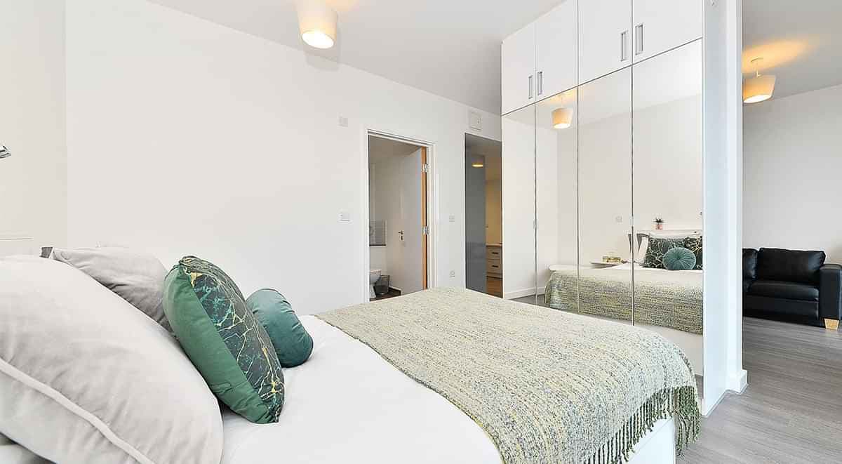 Premium One Bed Apartment - Image 4