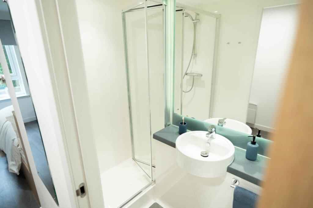 Silver En Suite - Image 3