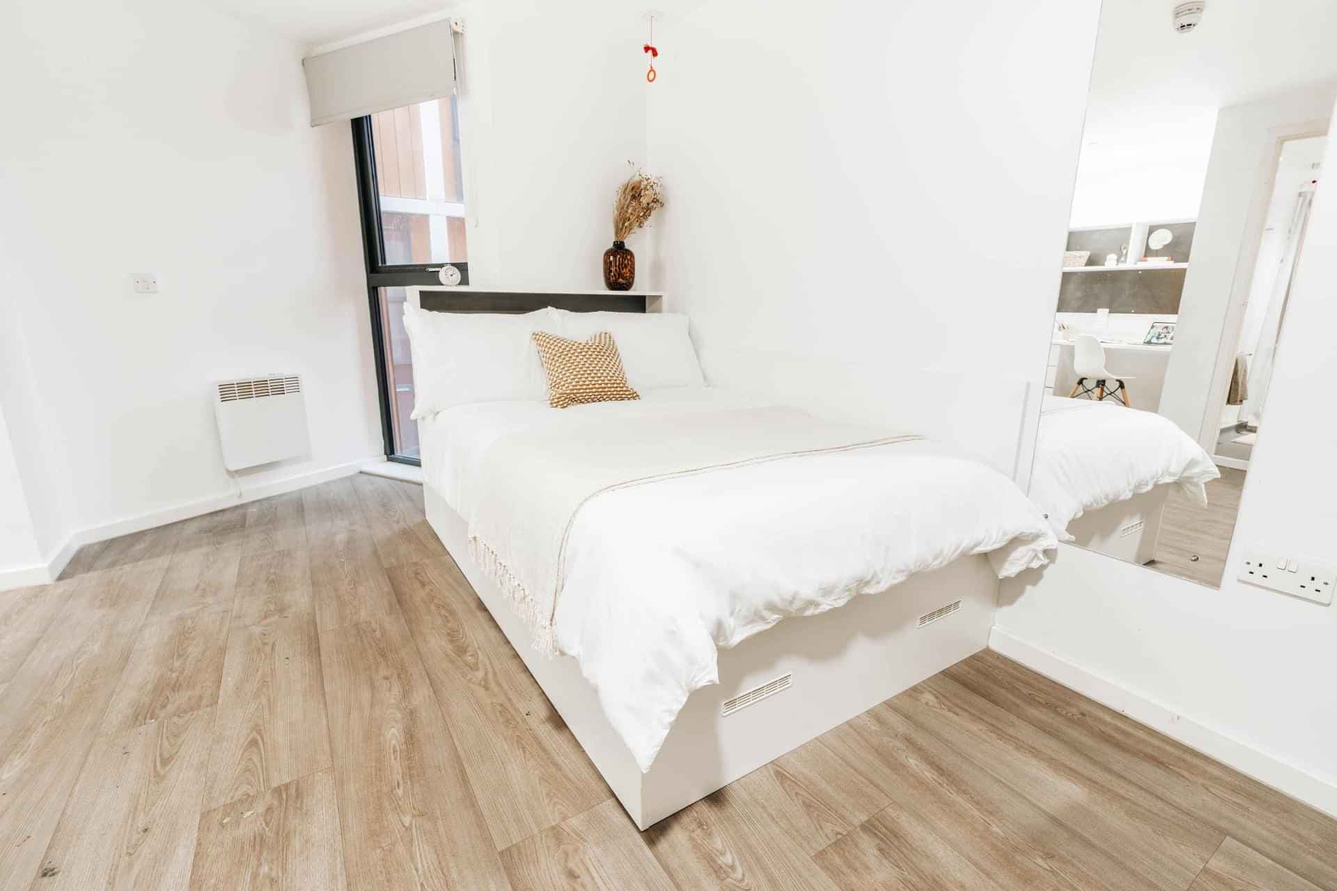 Gold En Suite - Image 1