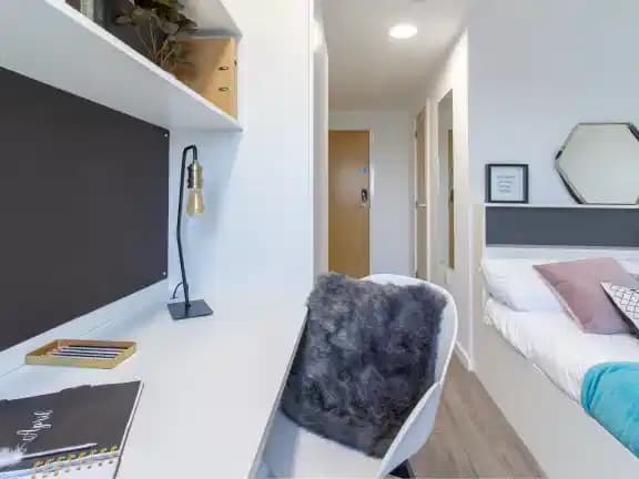 Gold En Suite - Image 2