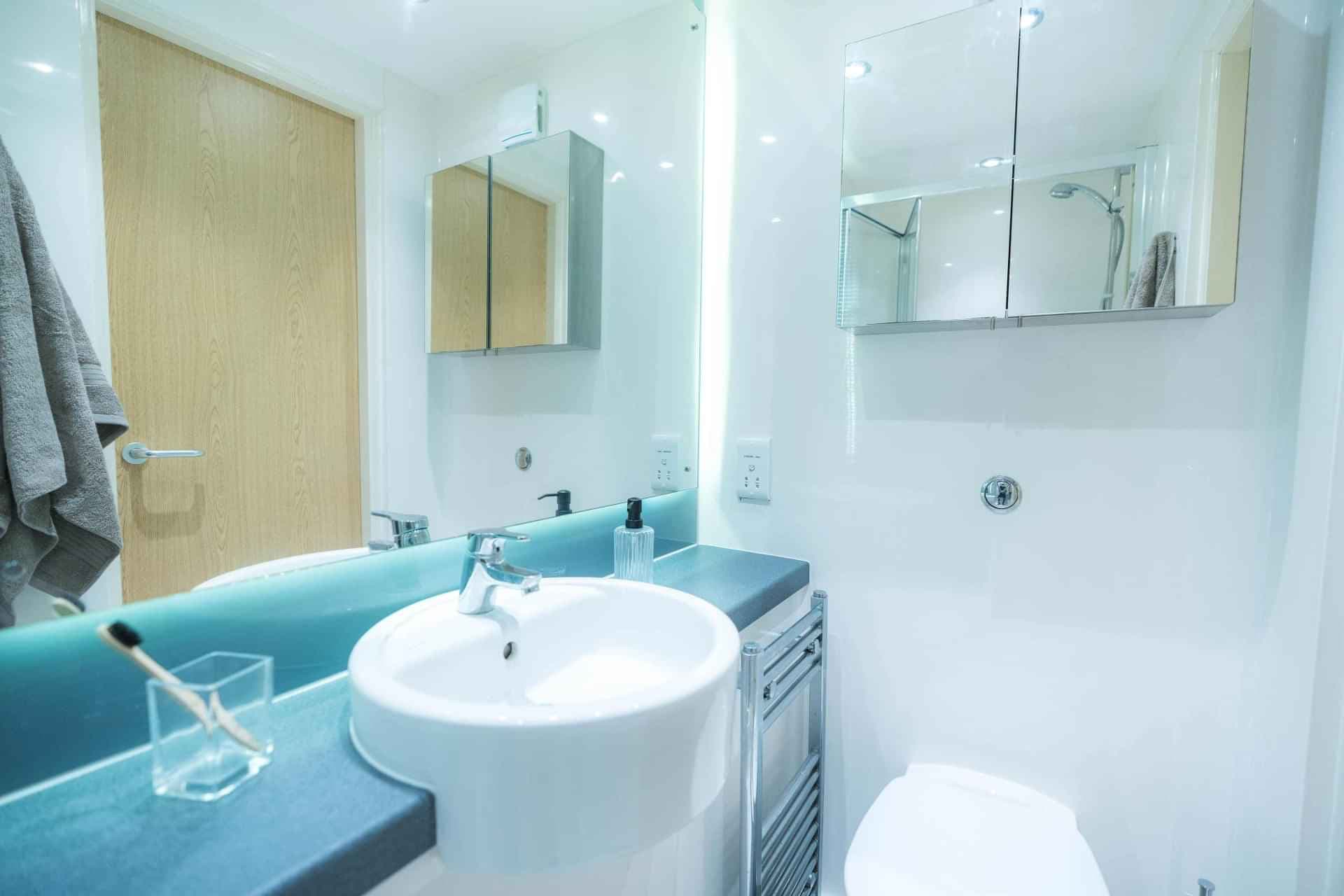 Gold En Suite - Image 8