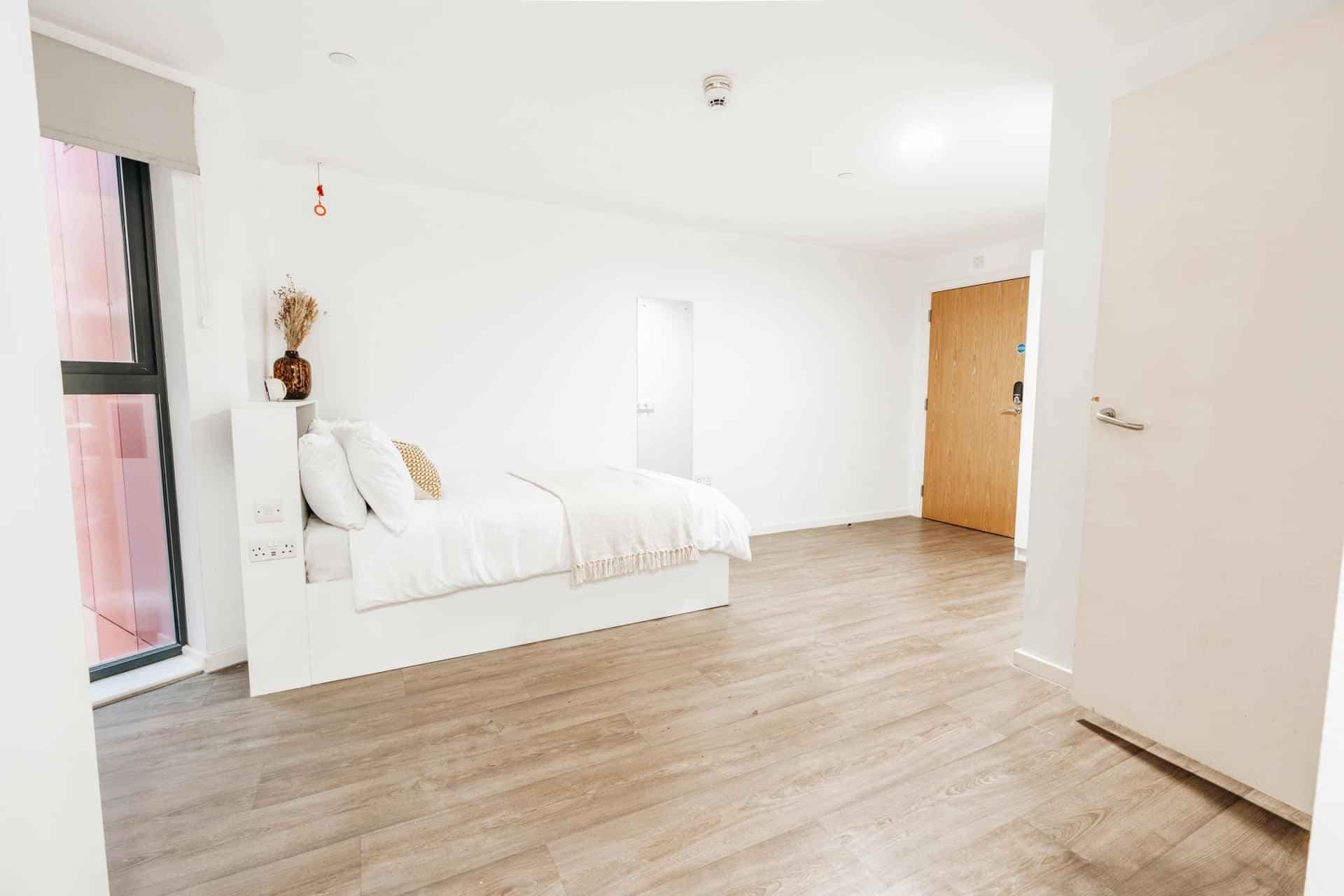 Gold En Suite - Image 12